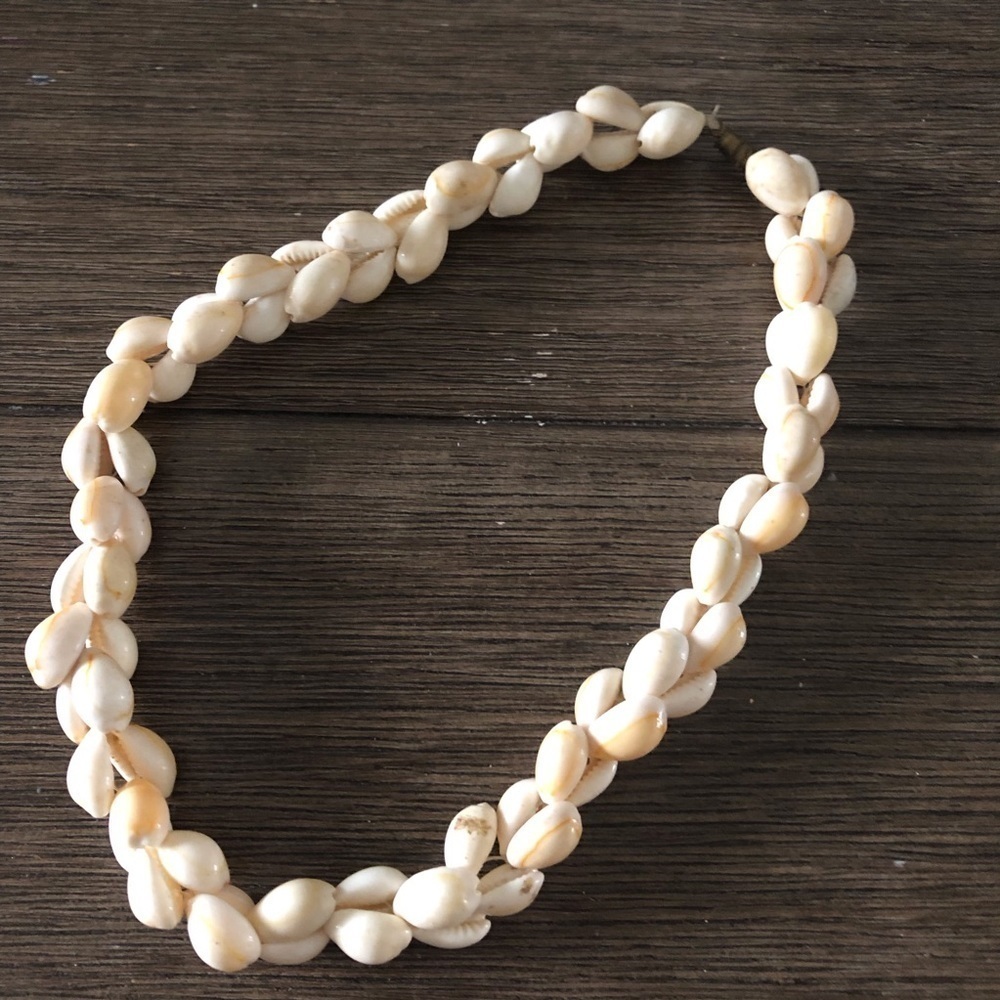 Vintage cream seashell necklace